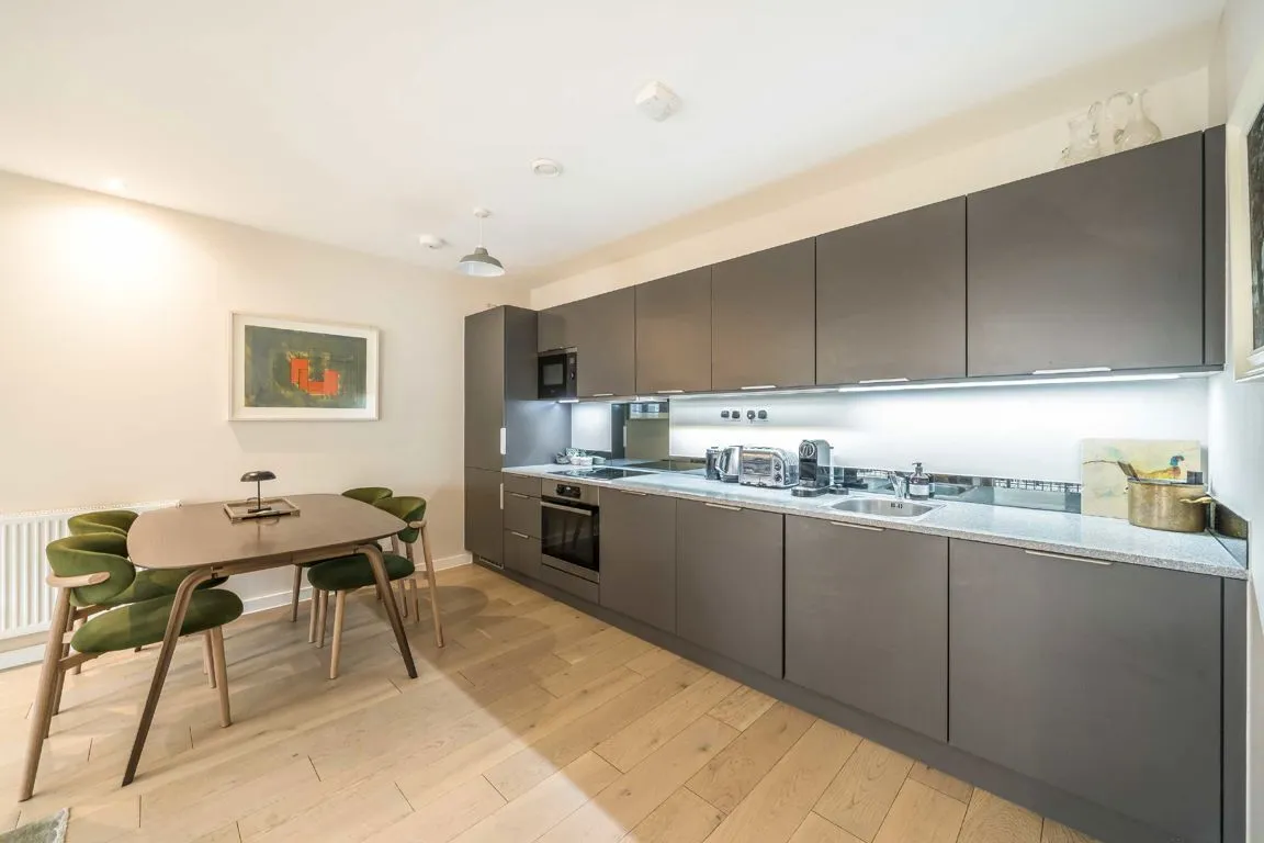 Chatfield Road, SW11, photo 2
