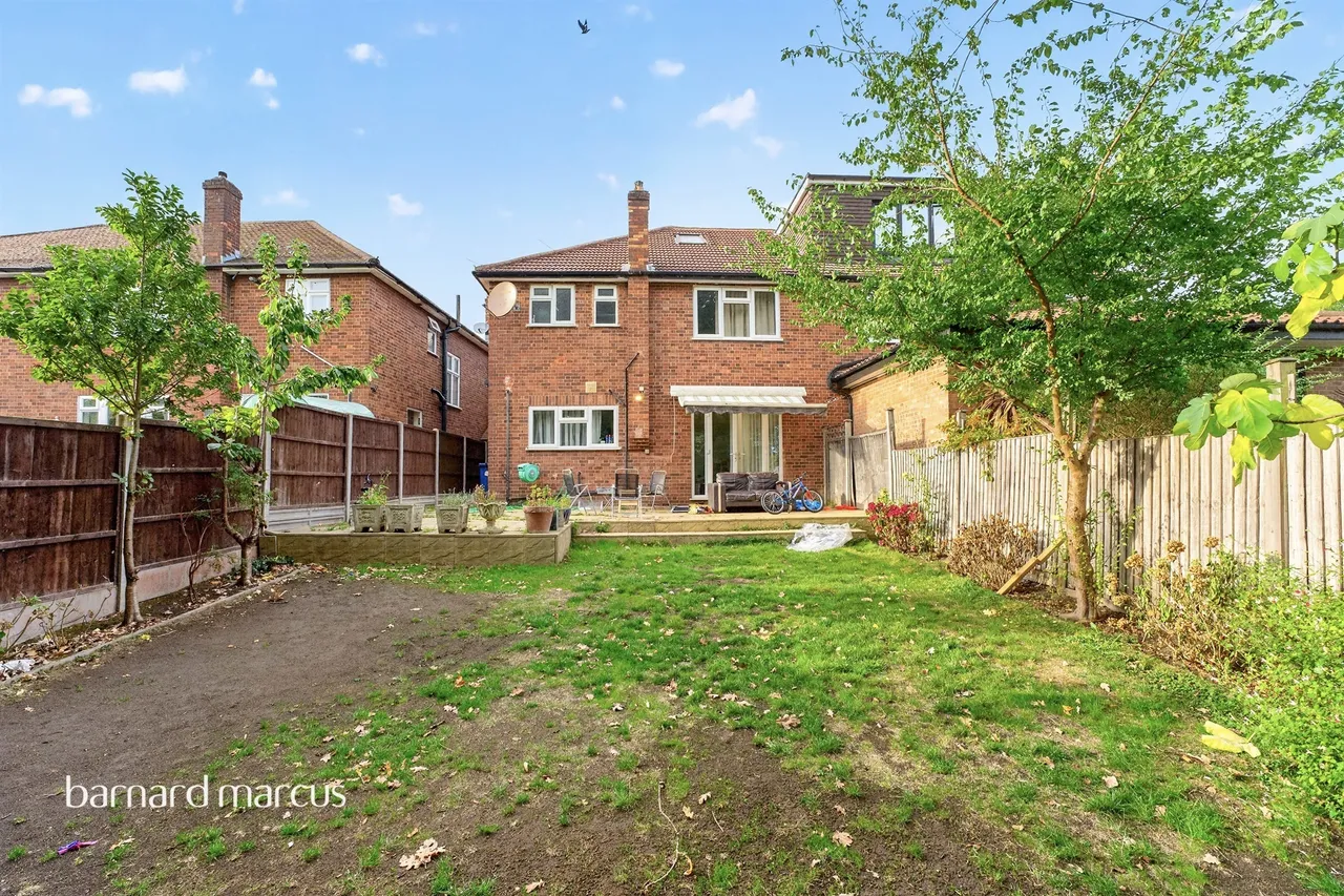 Farnham Close, London, N20, photo 19