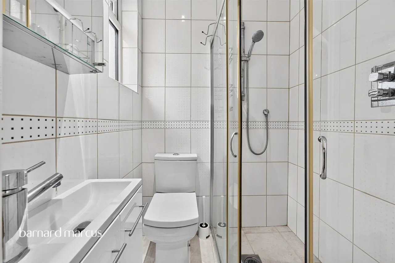 Farnham Close, London, N20, photo 6
