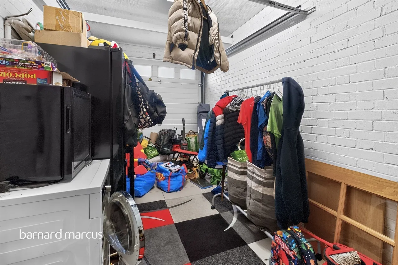 Farnham Close, London, N20, photo 13