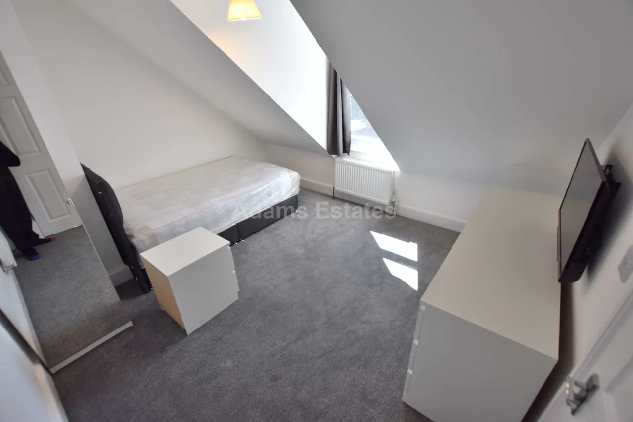 1 bed room (double) to rent — Wokingham Road, Reading, RG6 1JL