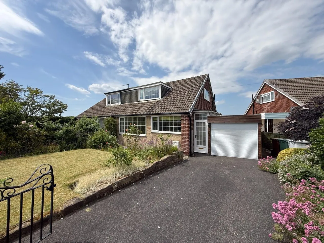 3 bed house for sale — Moor Park Court, Dewsbury