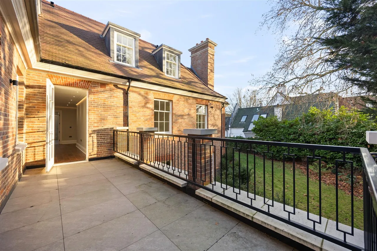 The Bishops Avenue, Hampstead Garden Suburb, London, N2 0BB, photo 3
