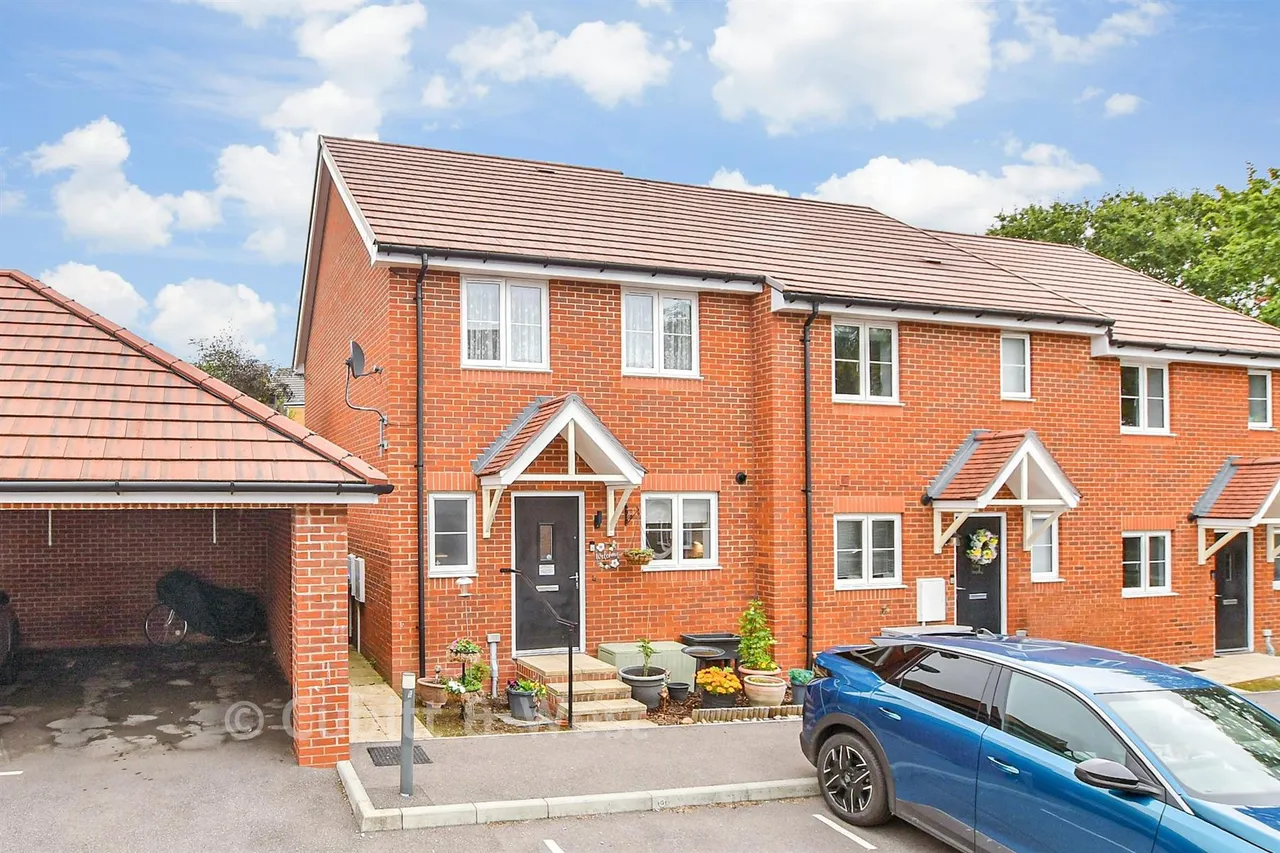 2 bed house for sale, Sinclair Drive, Codmore Hill, RH20