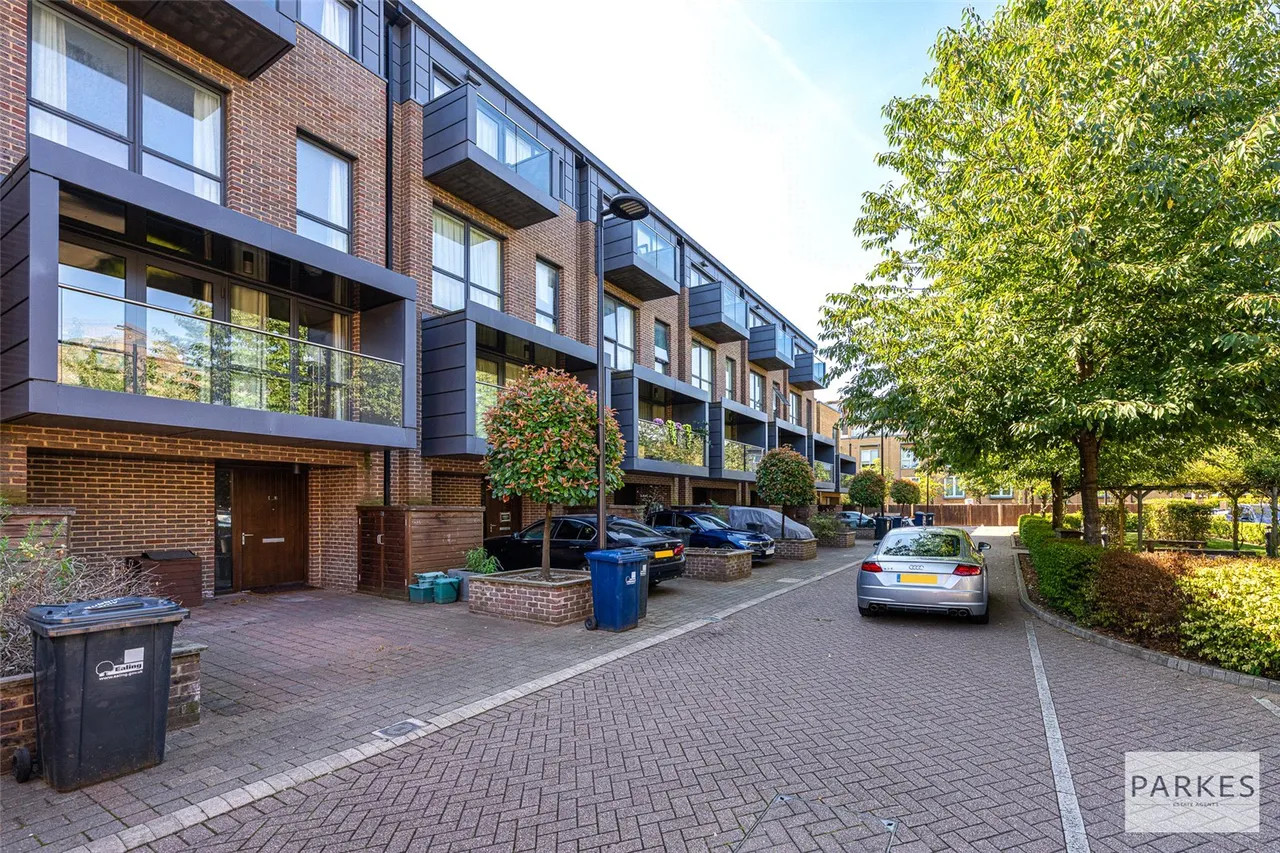 5 bed house for sale — Sir Alexander Close, London, W3 7JQ