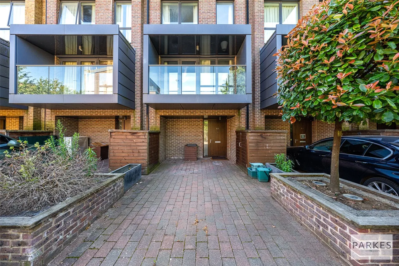 Sir Alexander Close, London, W3 7JQ, photo 3