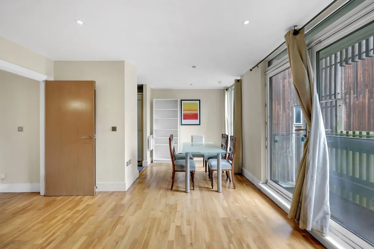 Flat 10, 2 Grosvenor Court, Wharf Lane, London, E14 7HW, photo 4