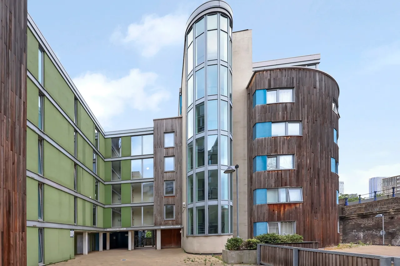 2 bed property for sale — Flat 10, 2 Grosvenor Court, Wharf Lane, London, E14 7HW