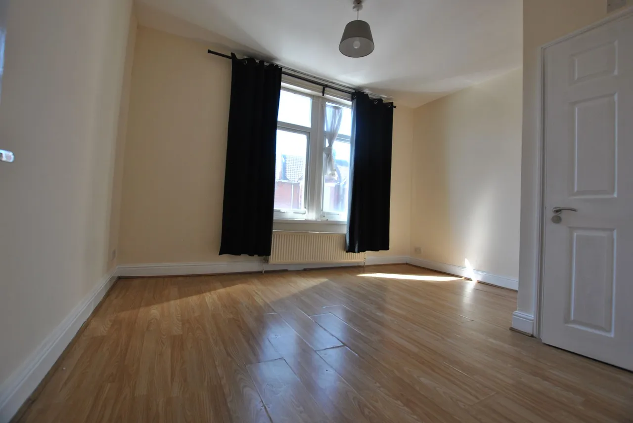Rainham Road, Gillingham, Kent, ME7 5NG, photo 3