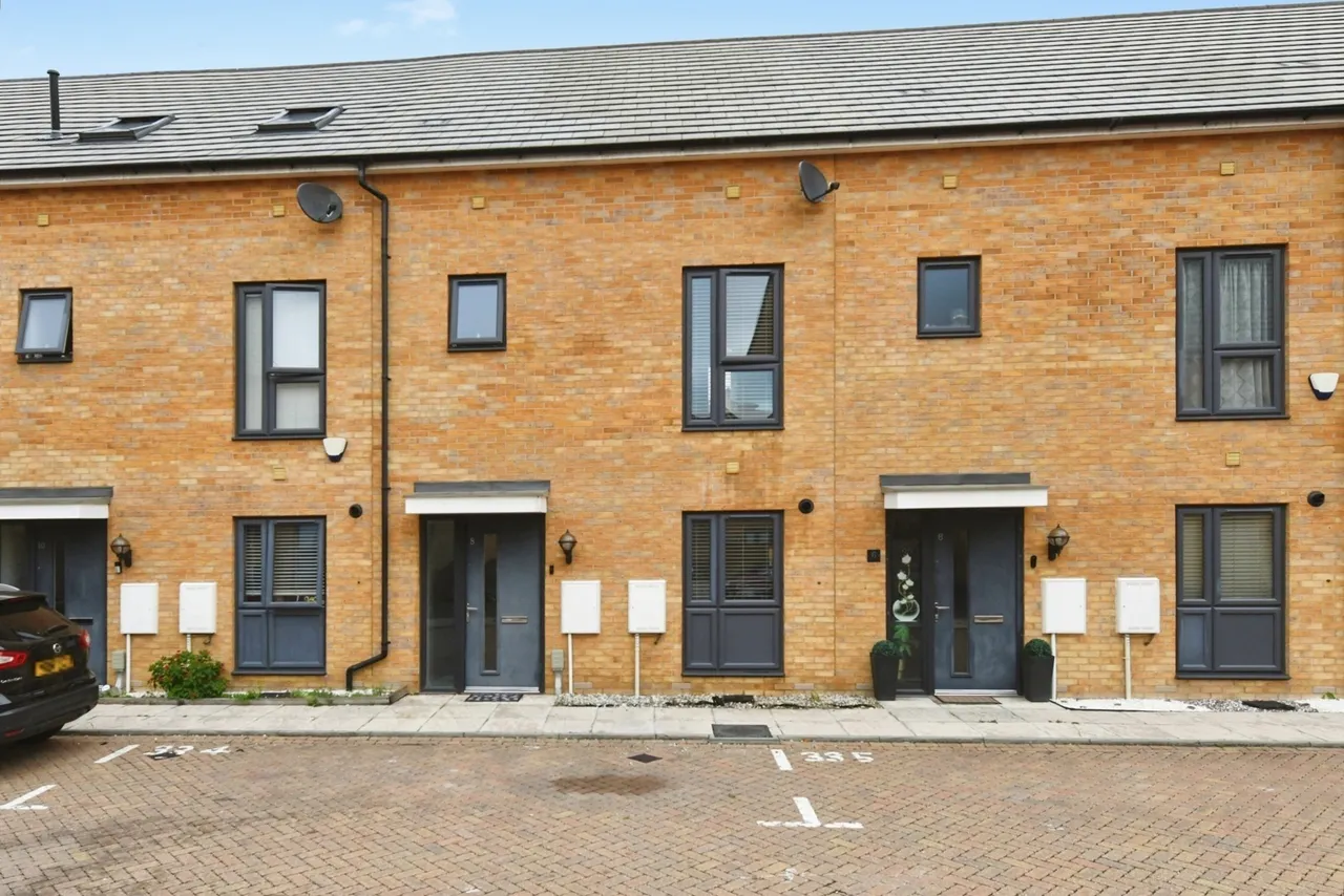 3 bed house for sale, Montague Street, Rainham, RM13