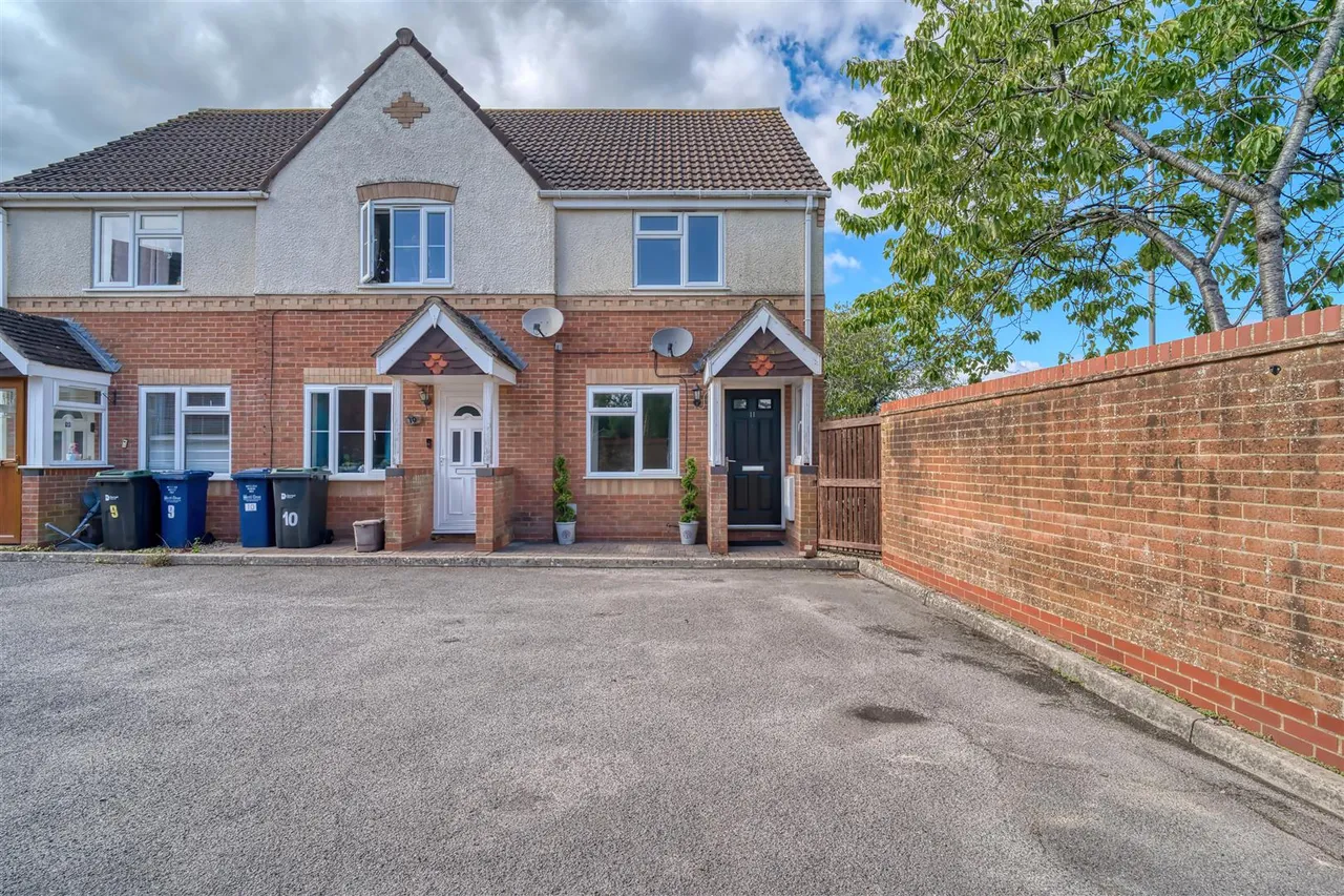 2 bed farm for sale, Cloverfields, Gillingham