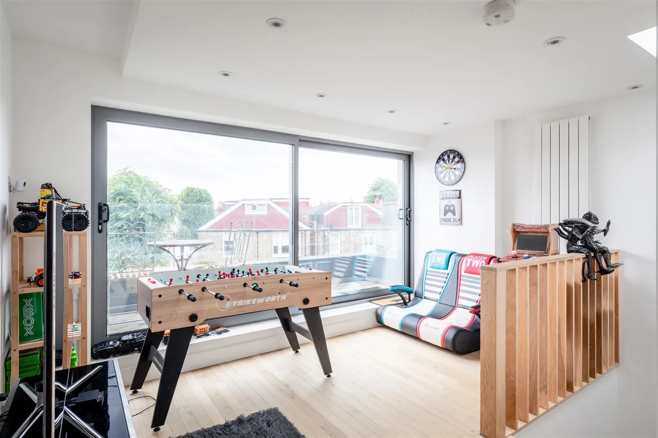Kingscote Road, London, W4, photo 11