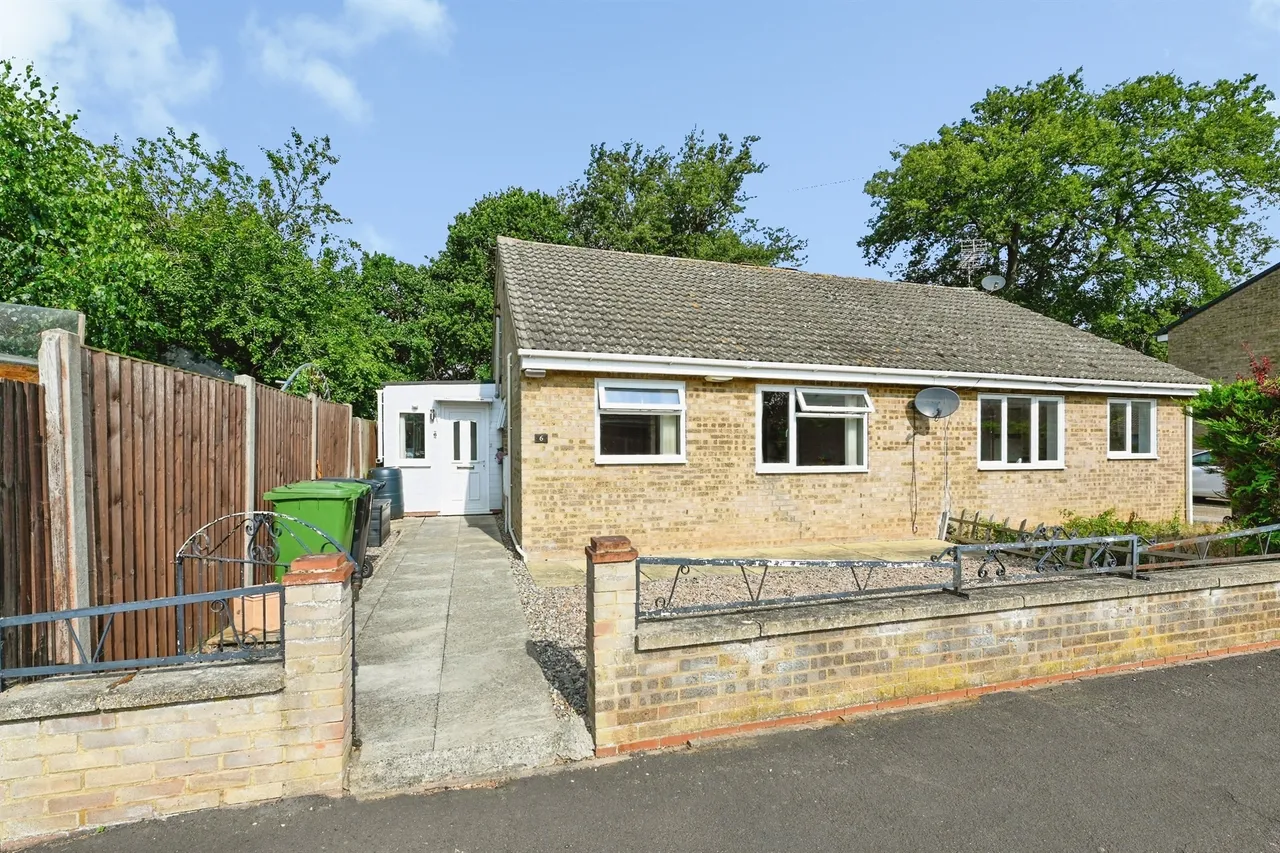 2 bed house for sale — Hadley Crescent, Heacham, King's Lynn