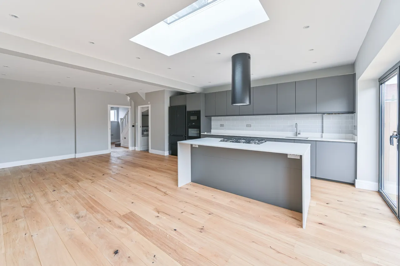 4 bed house for sale — 126 Gorringe Park Avenue, Mitcham