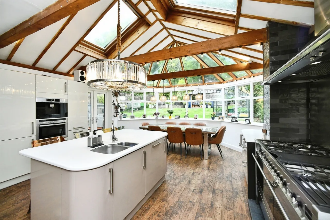 4 bed house for sale — Valley Drive, Withdean, Brighton