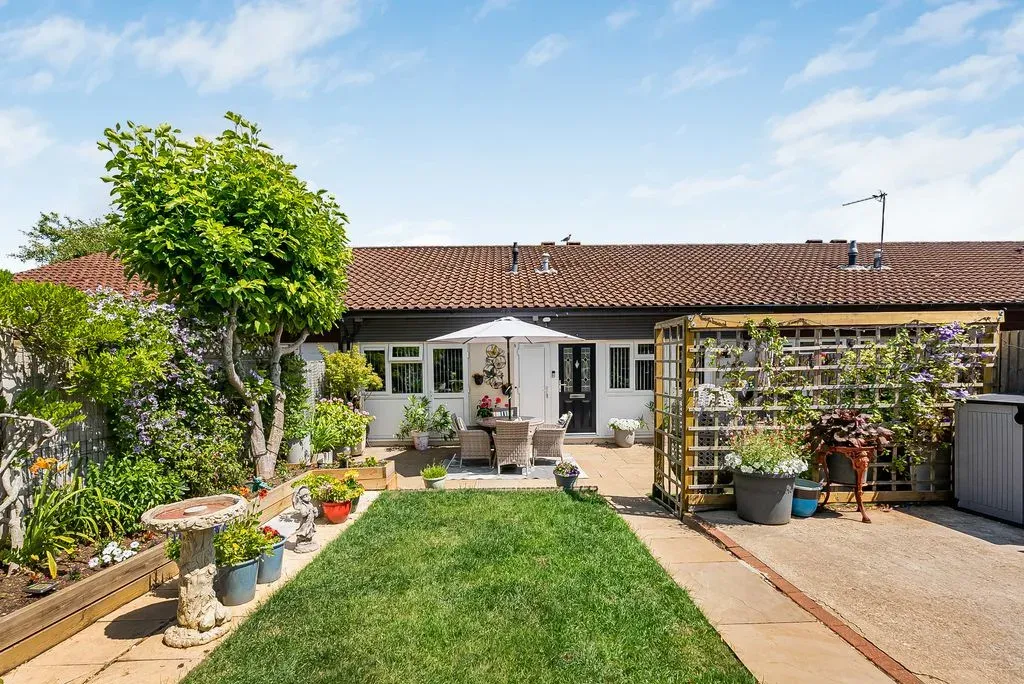 3 bed house for sale — Garraways, Coffee Hall, Milton Keynes, Buckinghamshire, MK6 5DU