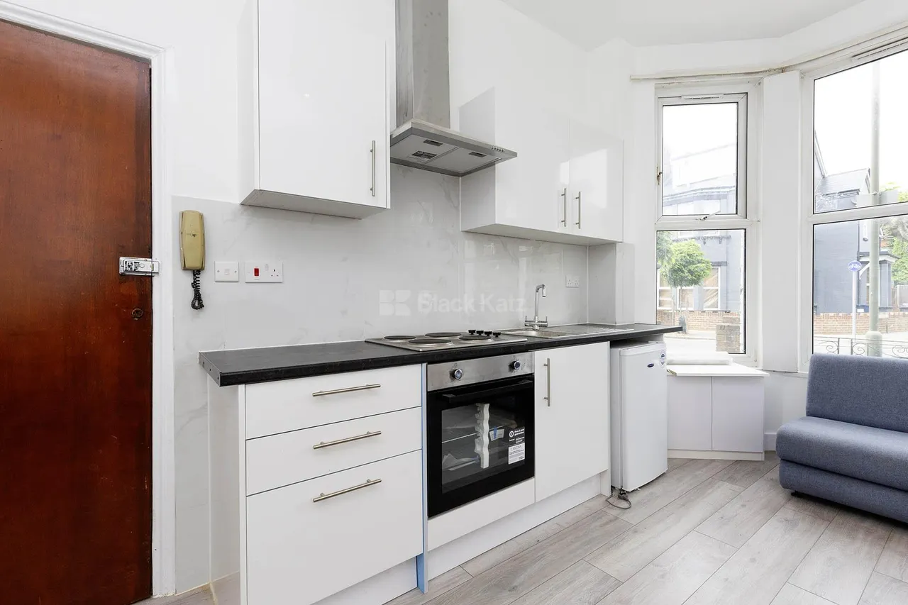 Ash Grove, London, NW2, photo 2