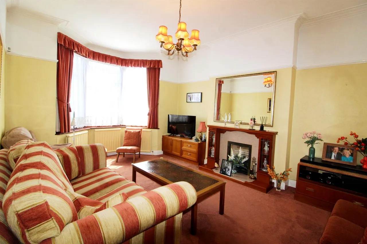 Grove Road, London N12 9EB, photo 2