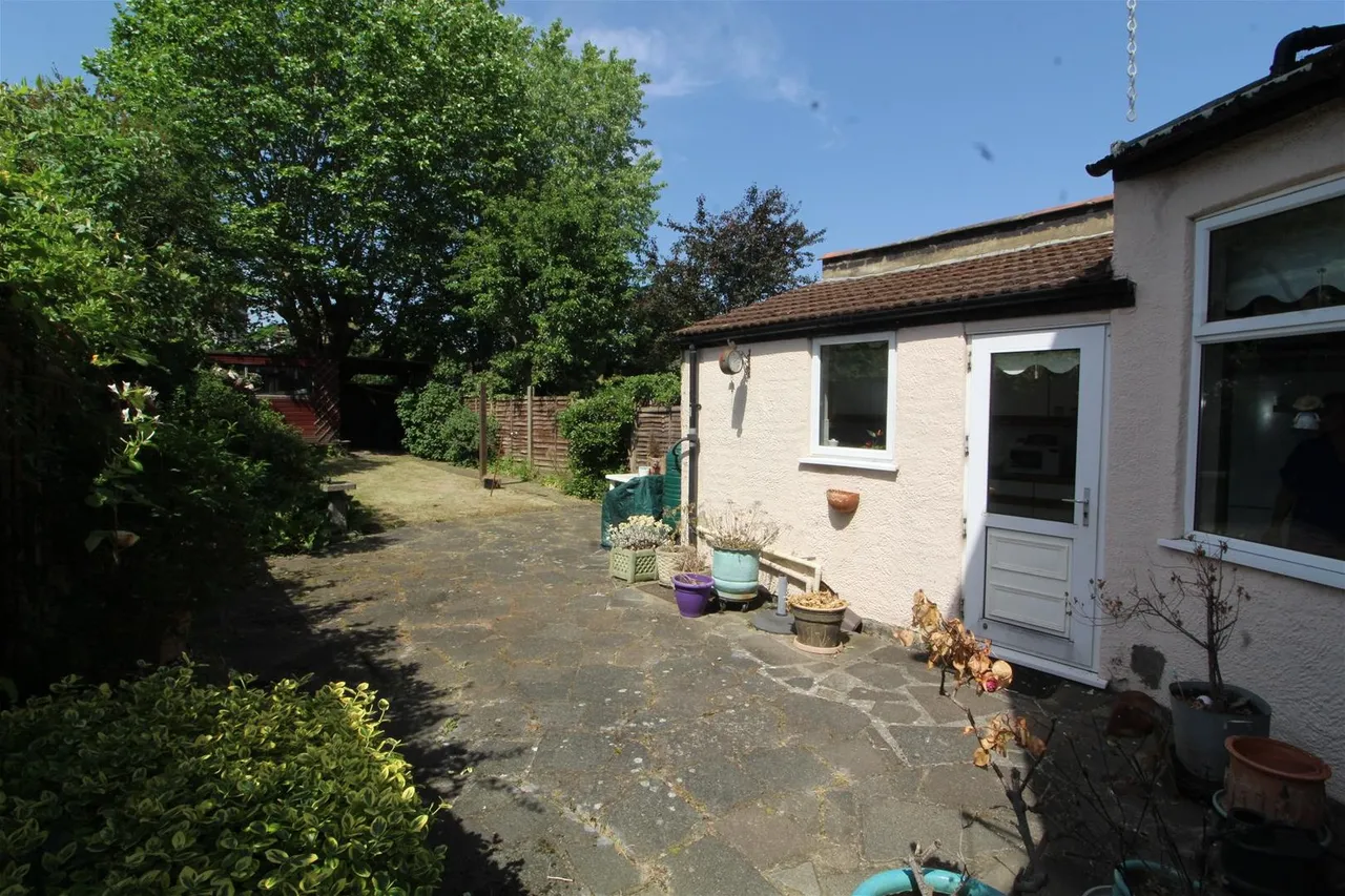 Grove Road, London N12 9EB, photo 11