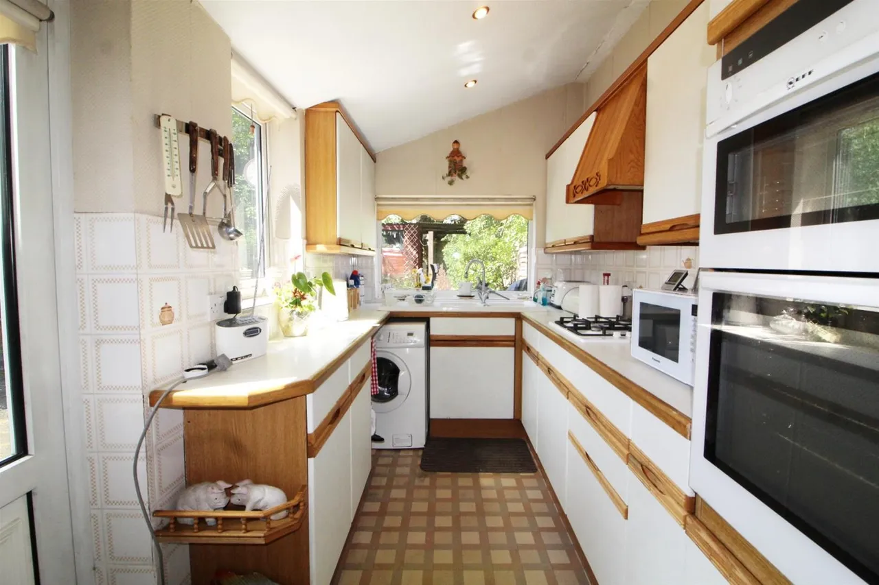 Grove Road, London N12 9EB, photo 5