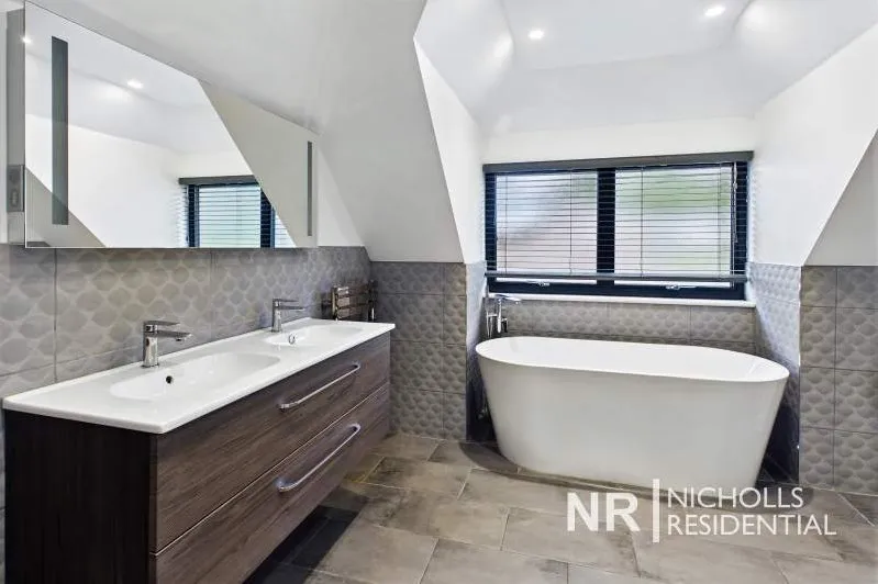New Road, Horsham, RH13, photo 28