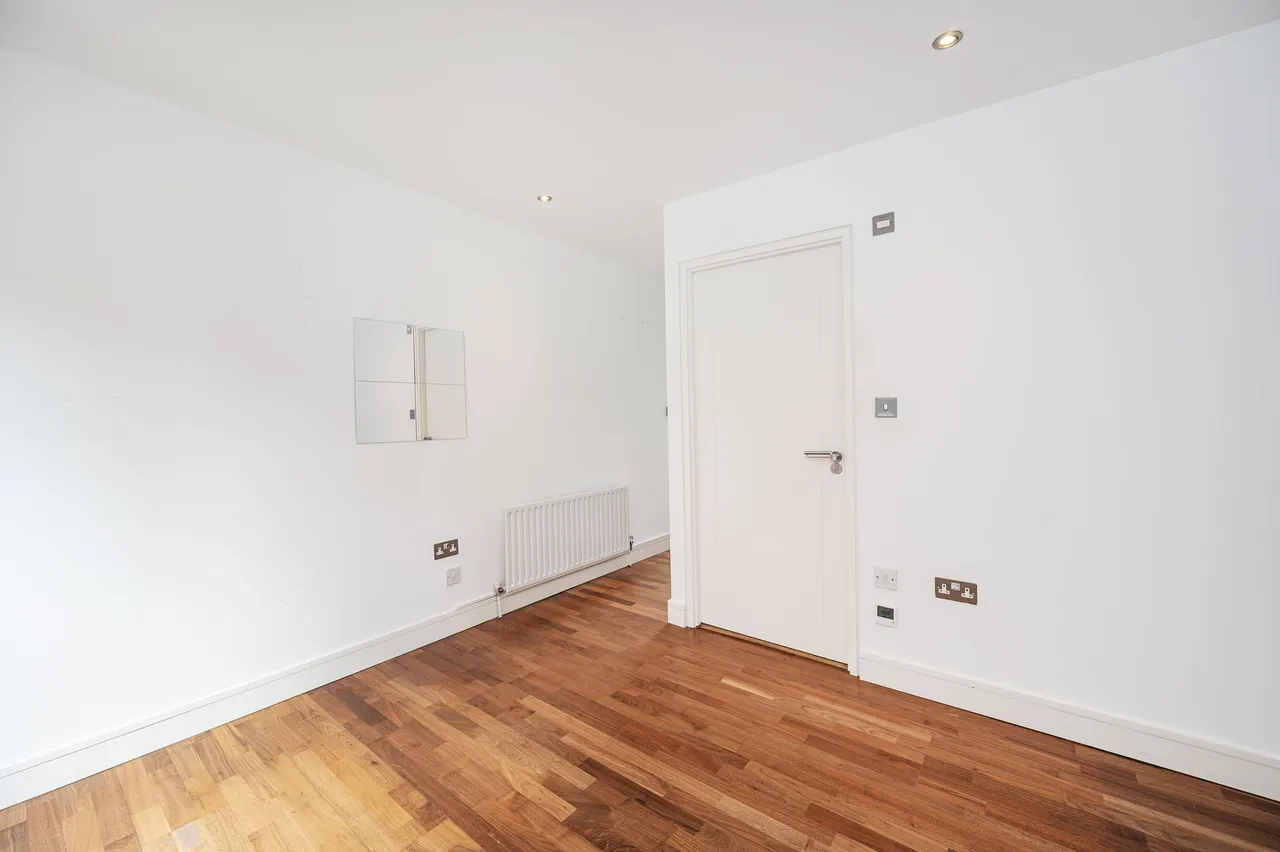 Flat 1, 38-39 Hoxton Square, London, photo 4