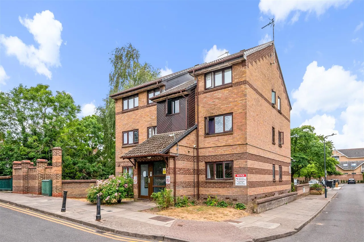 1 bed flat for sale, Harp Island Close, London, NW10