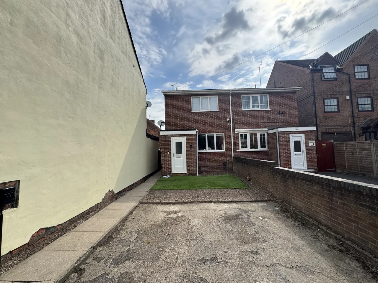 2 bed house to rent — Albert Road, RETFORD