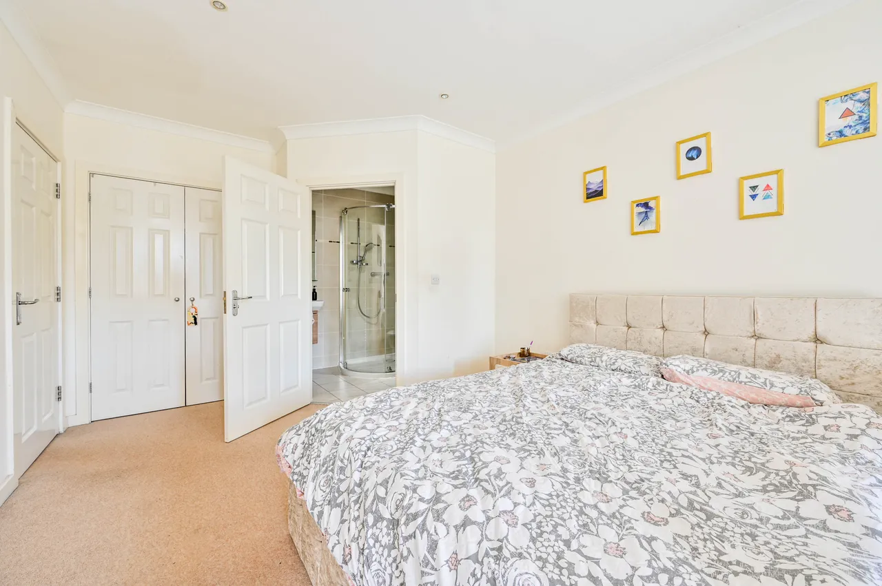 20 Lakeside Drive, Chobham, Woking, photo 10