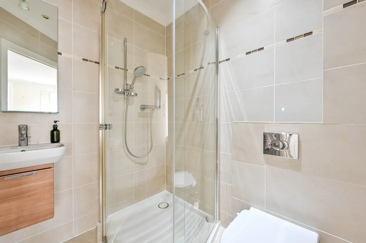 20 Lakeside Drive, Chobham, Woking, photo 8