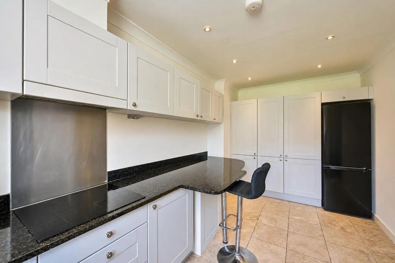 20 Lakeside Drive, Chobham, Woking, photo 4