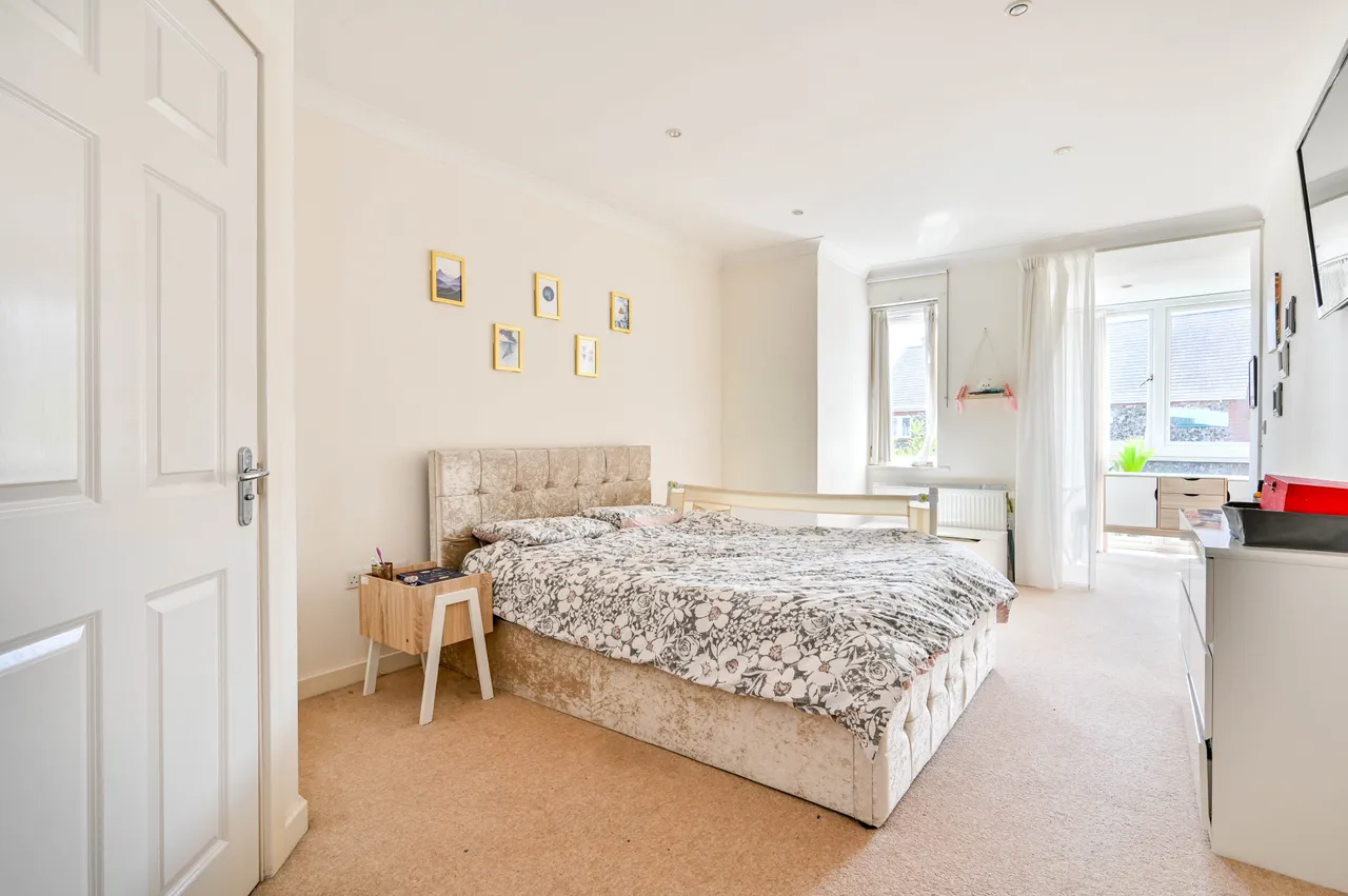 20 Lakeside Drive, Chobham, Woking, photo 7