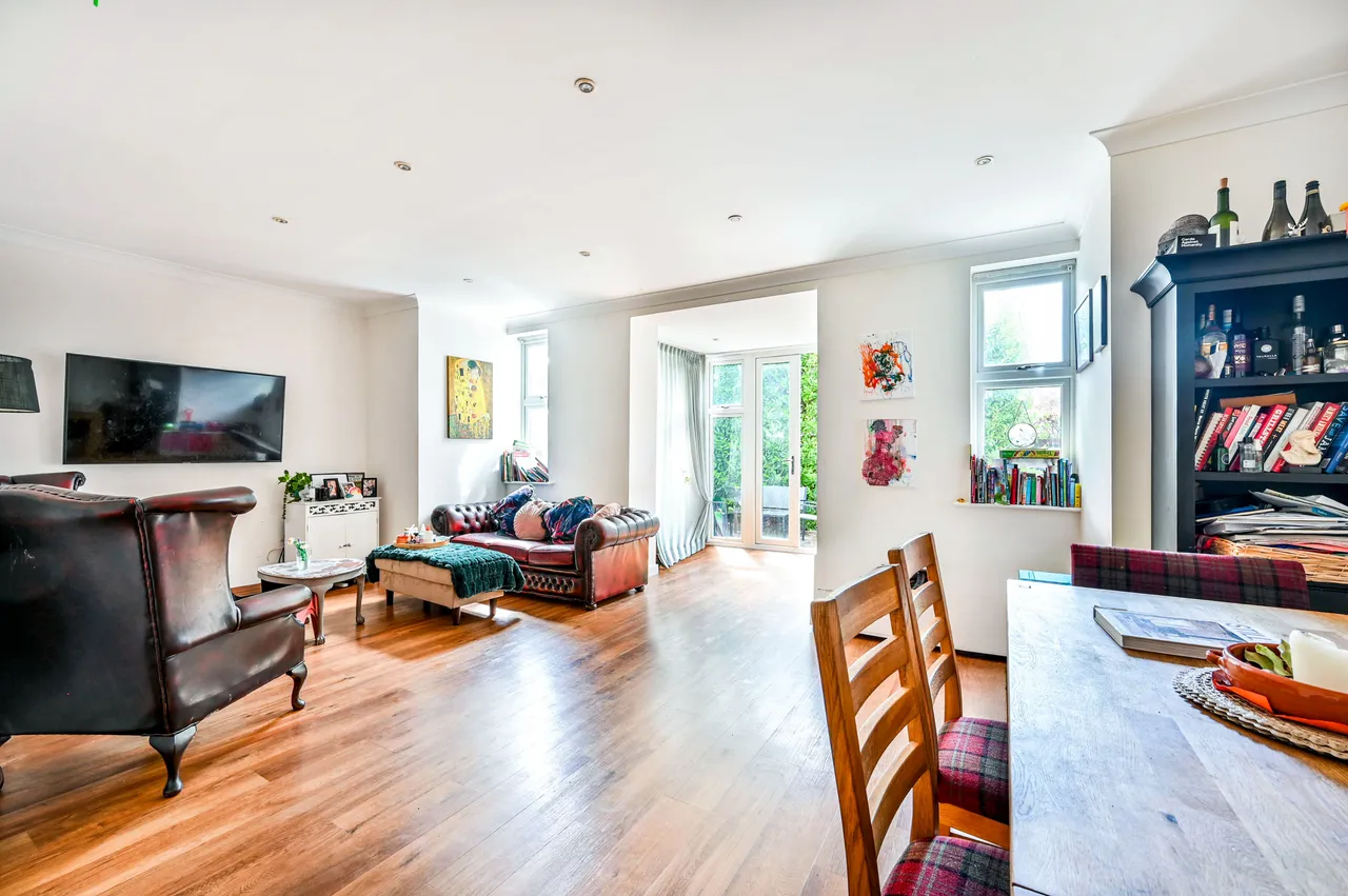 20 Lakeside Drive, Chobham, Woking, photo 2
