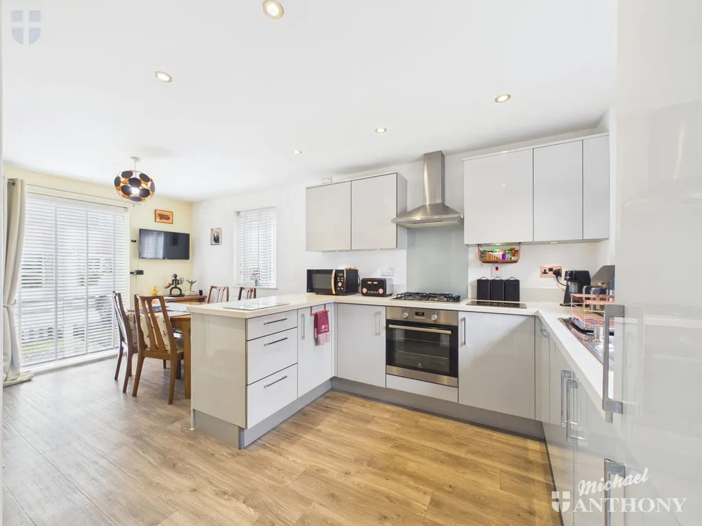 Greensleeves Drive, Aylesbury, HP18 0GF, photo 3
