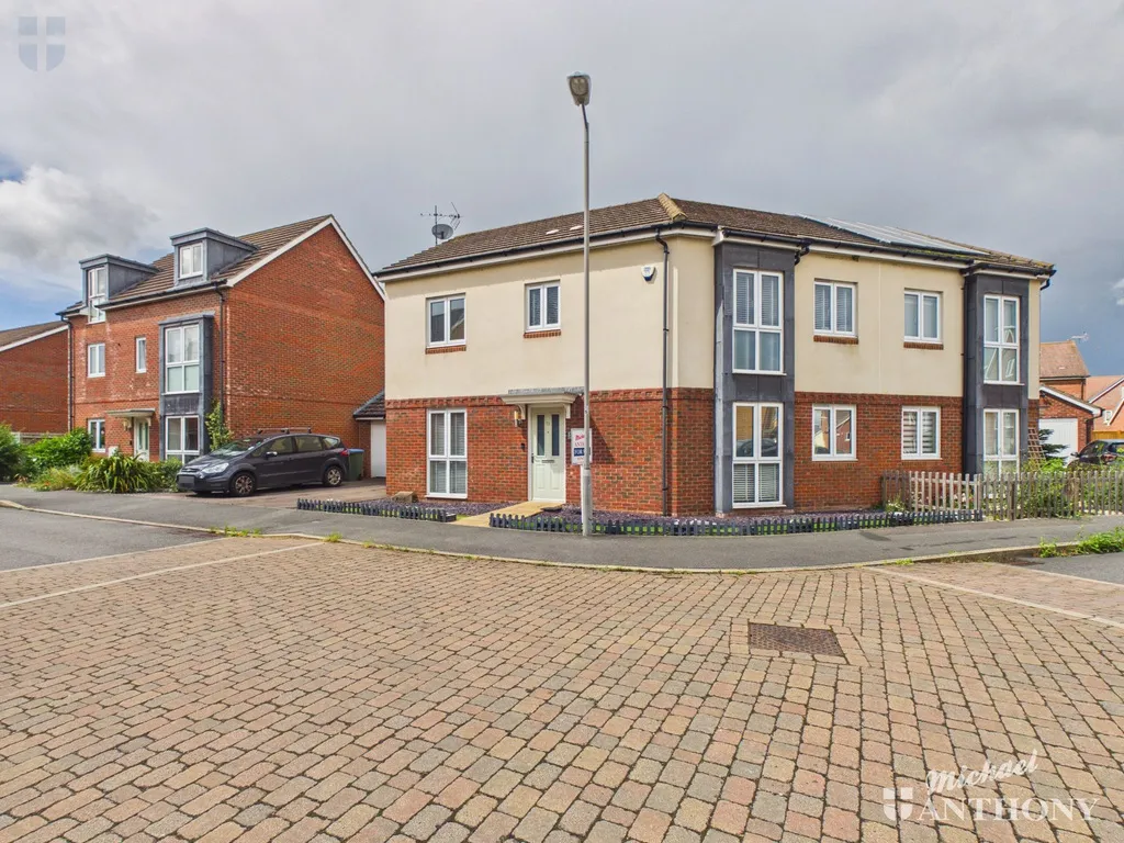 3 bed house for sale — Greensleeves Drive, Aylesbury, HP18 0GF