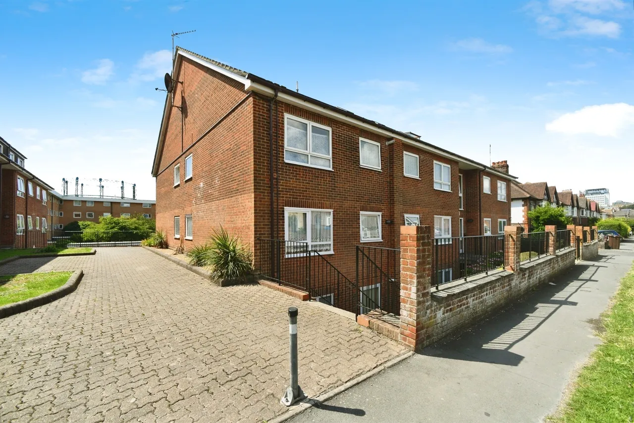 2 bed flat for sale — Henley Road, Brighton