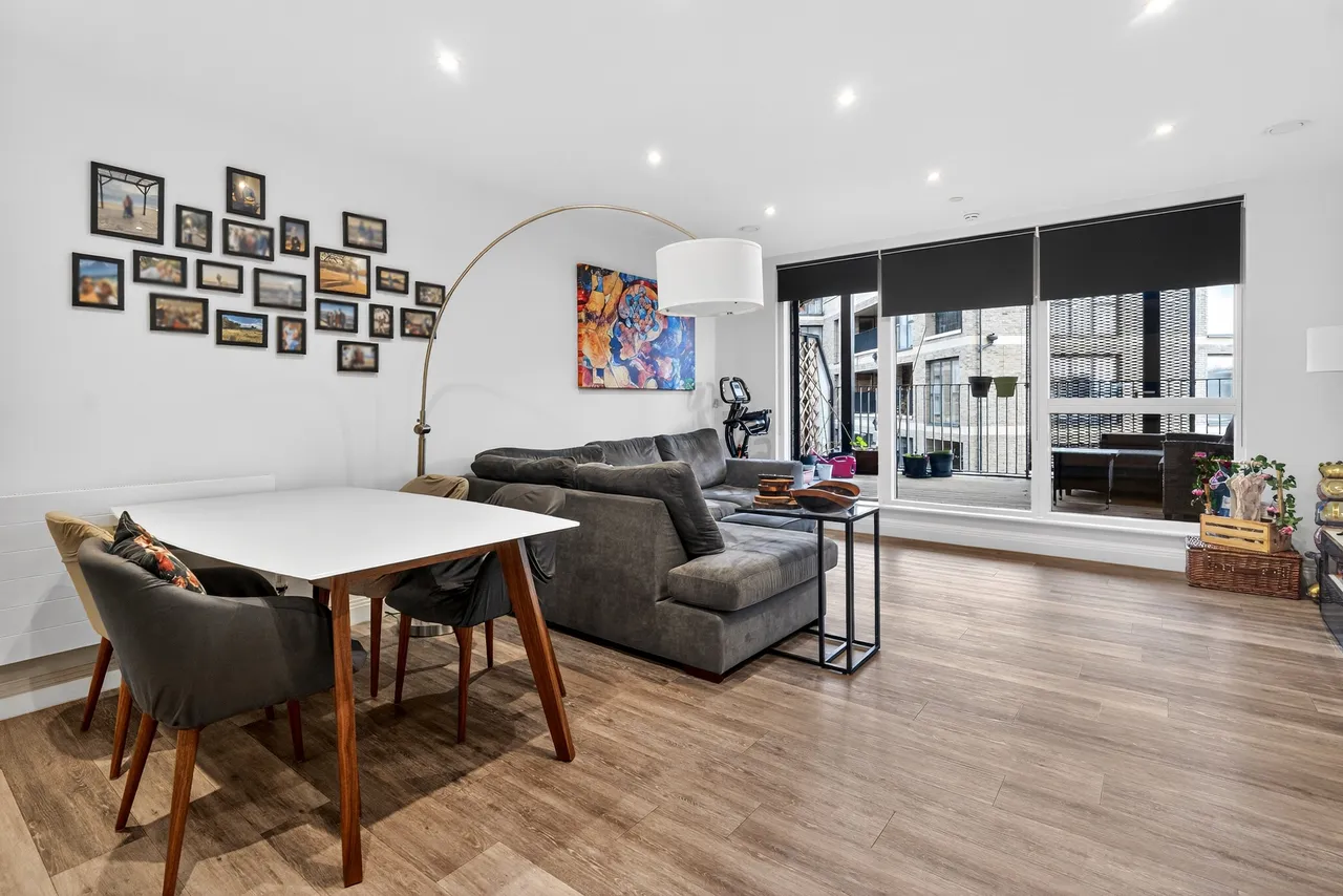 2 bed flat for sale — 3 Scena Way, London