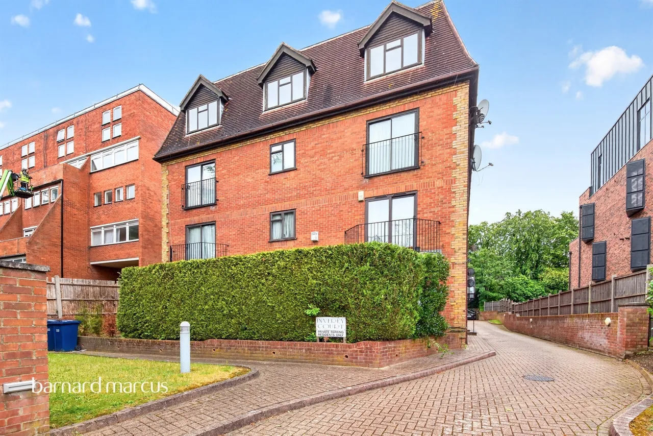 3 bed flat for sale — Holden Avenue, London
