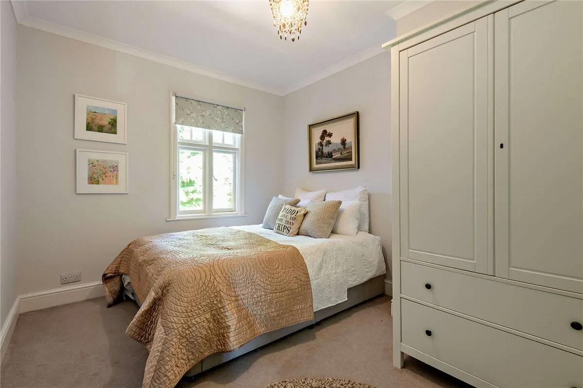 Andover Road, RG14, photo 20