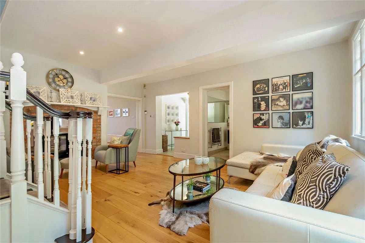 Andover Road, RG14, photo 8
