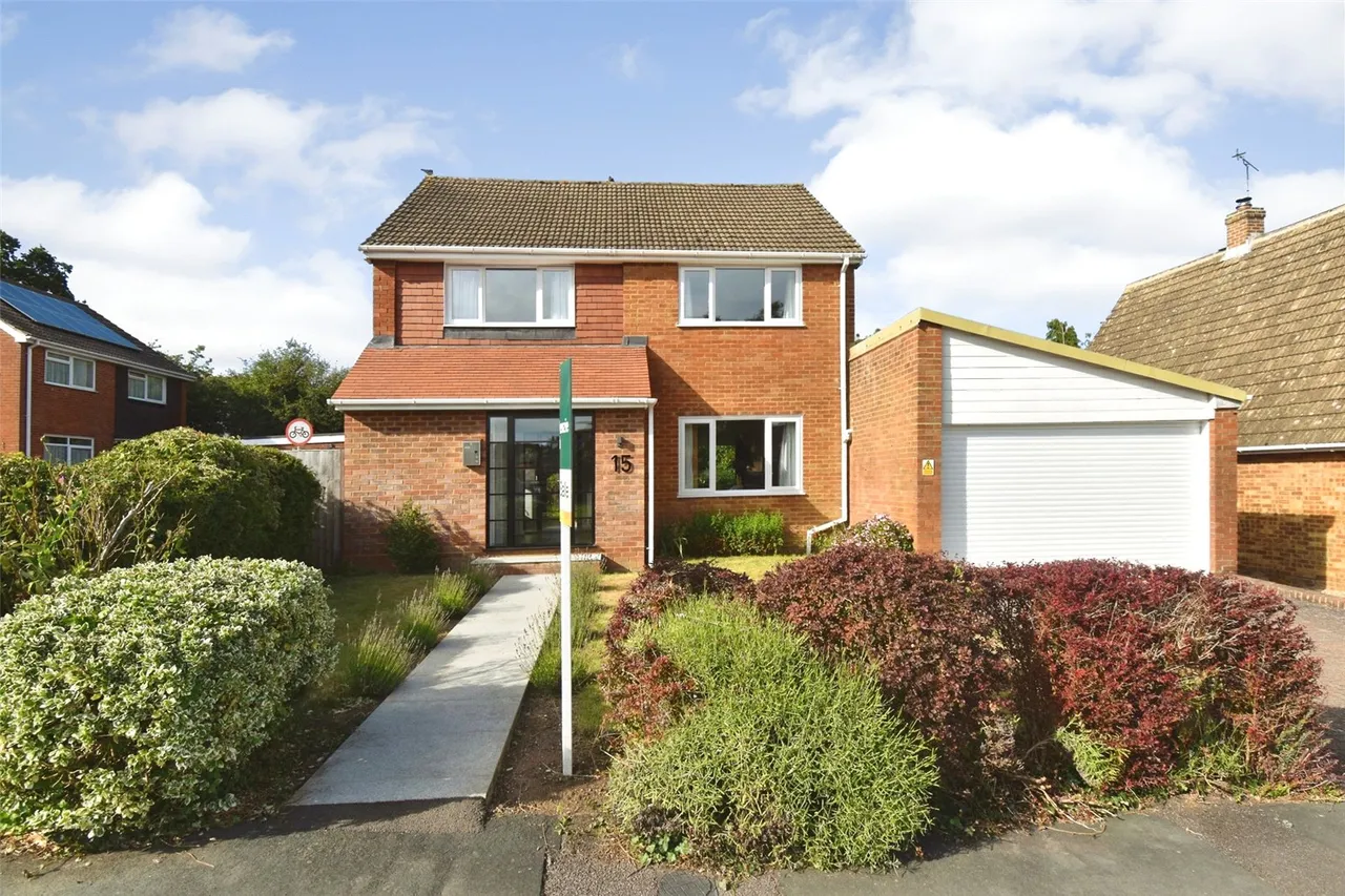 4 bed house for sale — Willow Way, Farnham, Surrey, GU9 0NU