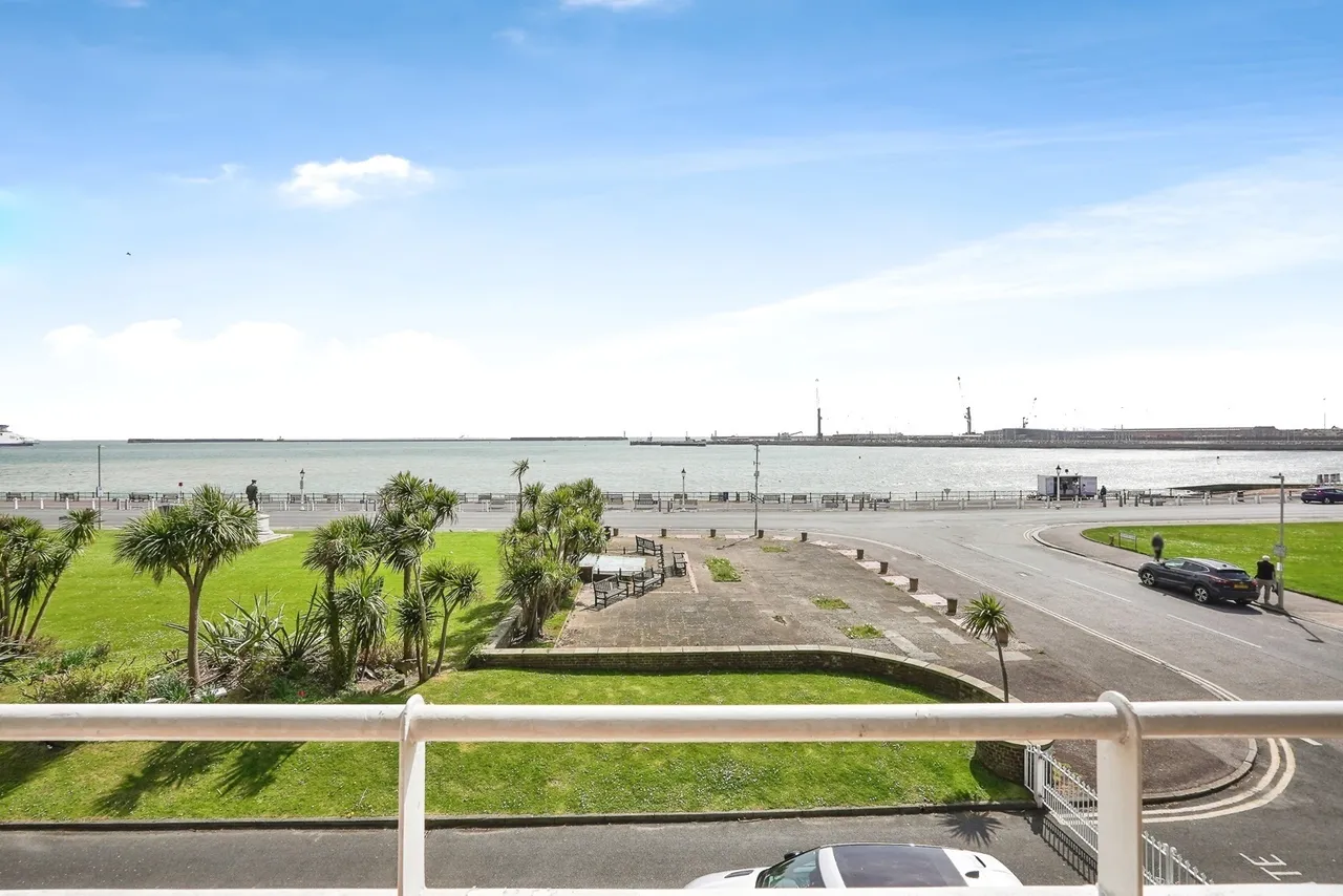 3 bed flat for sale — The Gateway, Dover, Kent, CT16