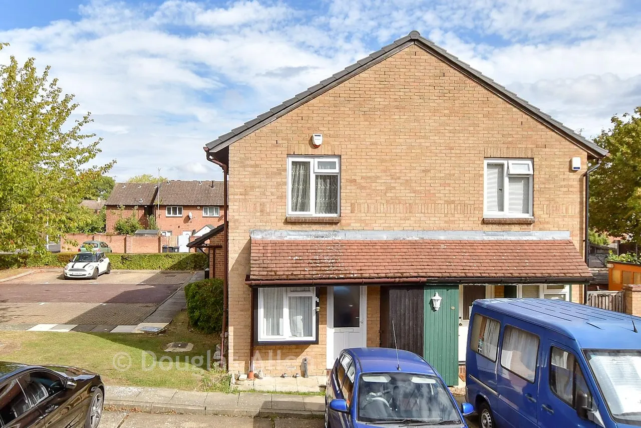 1 bed house for sale, Hereward Green, Loughton, IG10
