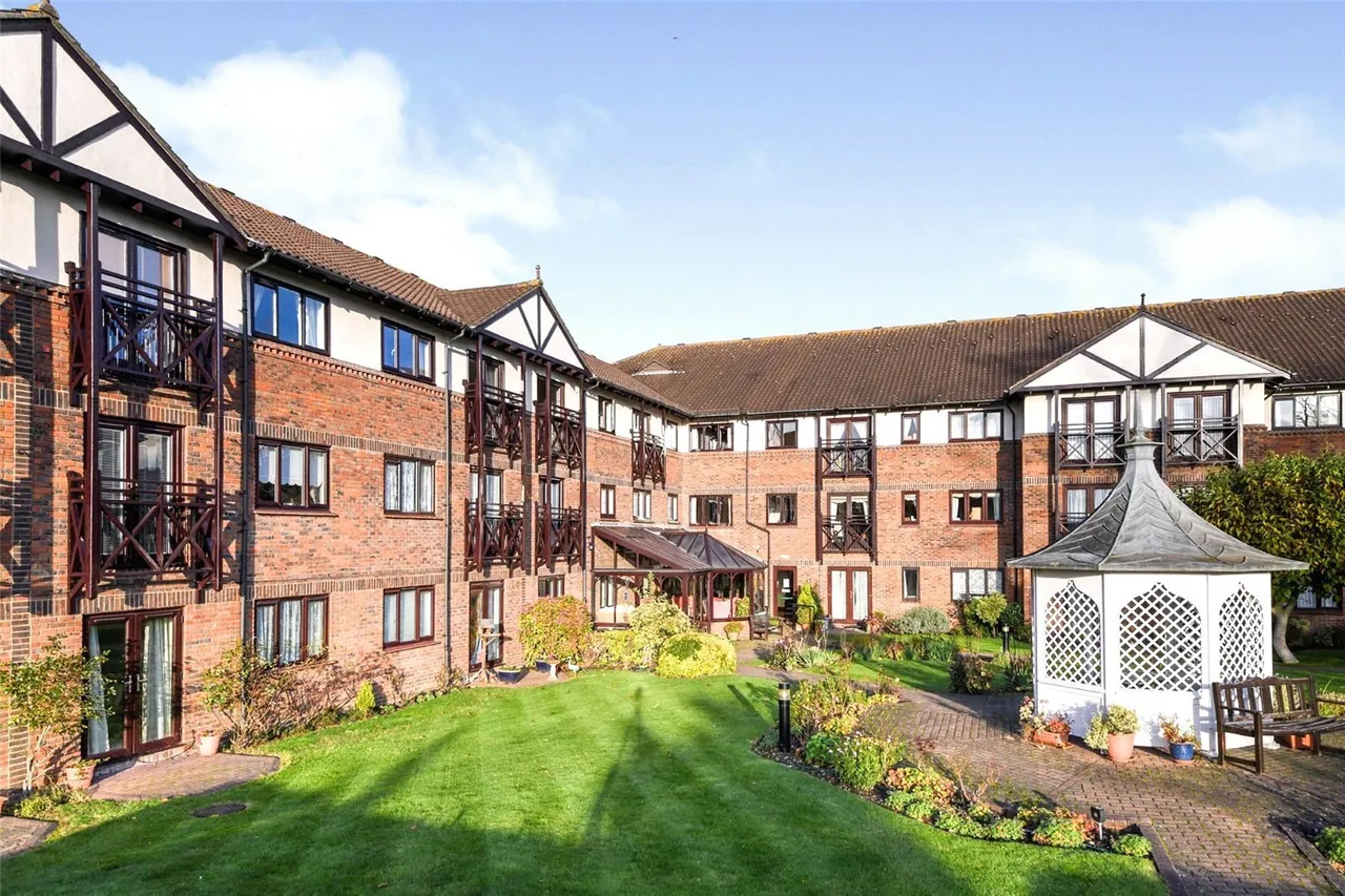 1 bed flat for sale — Ravenscourt, Sawyers Hall Lane, Brentwood, Essex, CM15