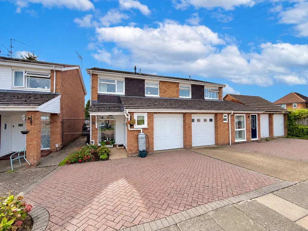 3 bed house for sale — Howard Place, Dunstable LU5 4AA