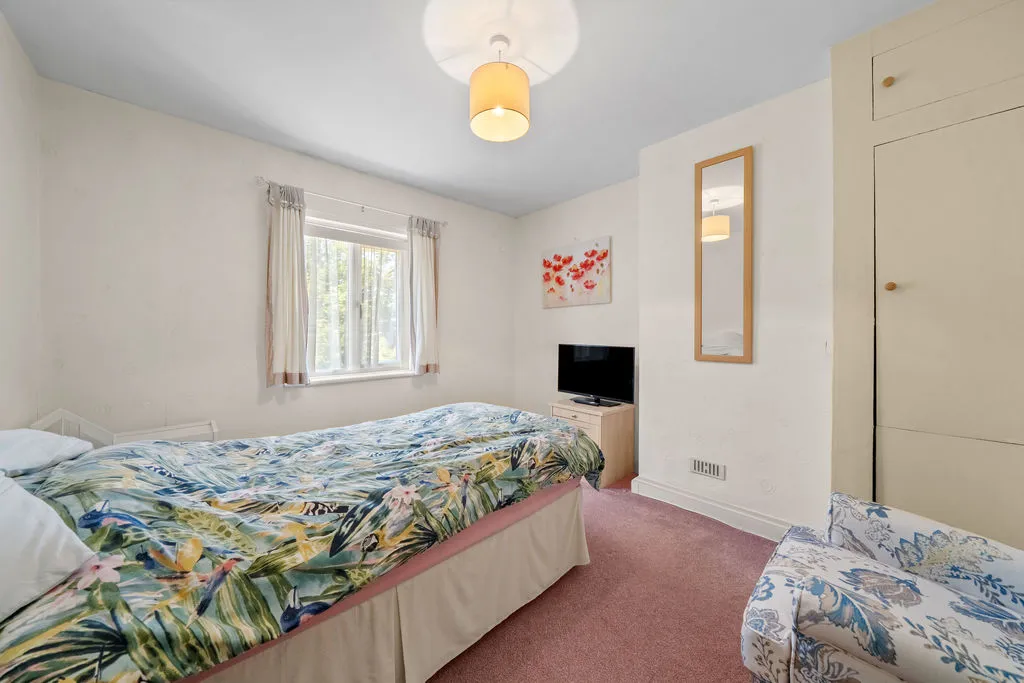 Kings Road, New Haw KT15 3BQ, photo 9
