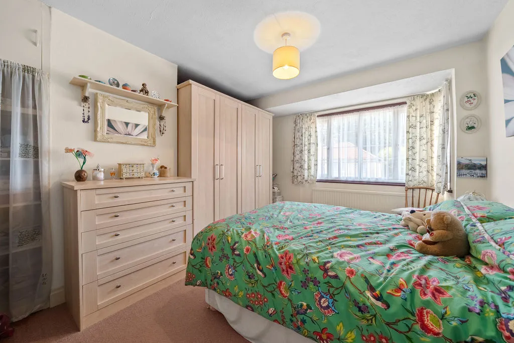 Kings Road, New Haw KT15 3BQ, photo 8