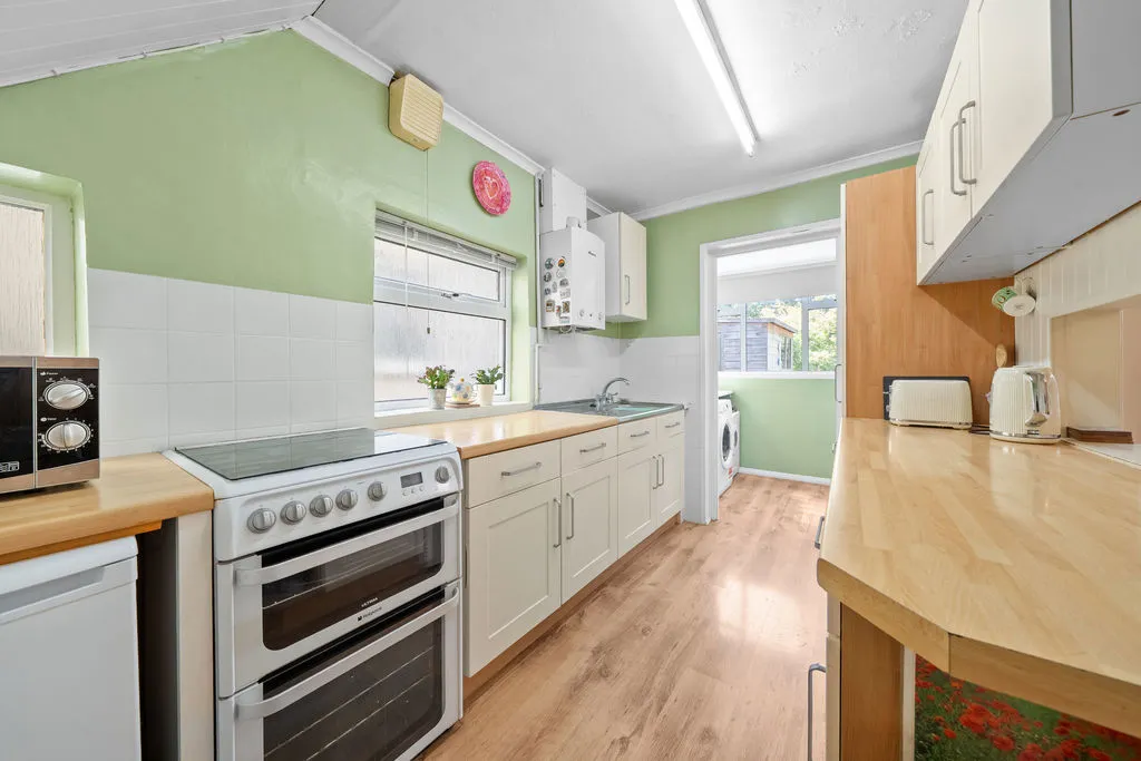 Kings Road, New Haw KT15 3BQ, photo 4