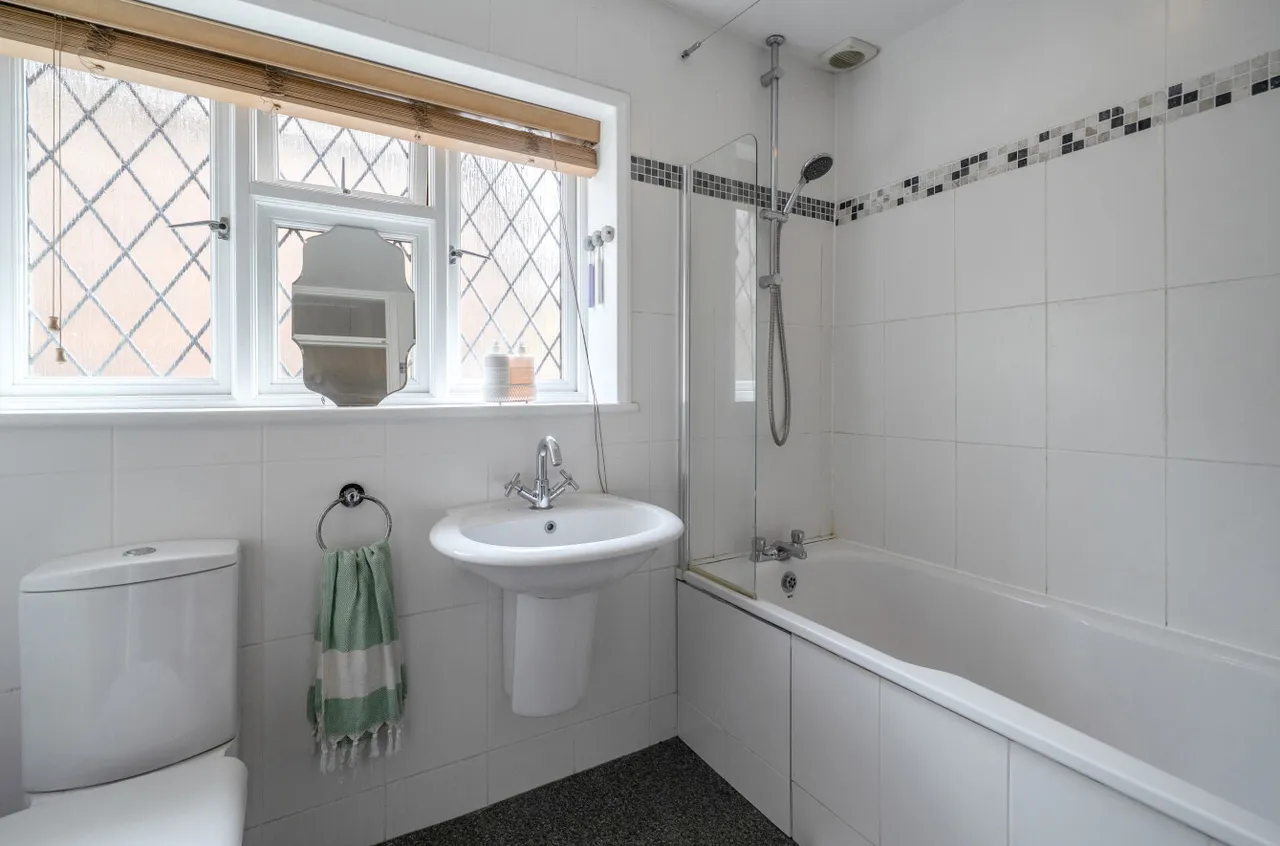 Ridgeway Close, Lightwater, Surrey, GU18 5XX, photo 13
