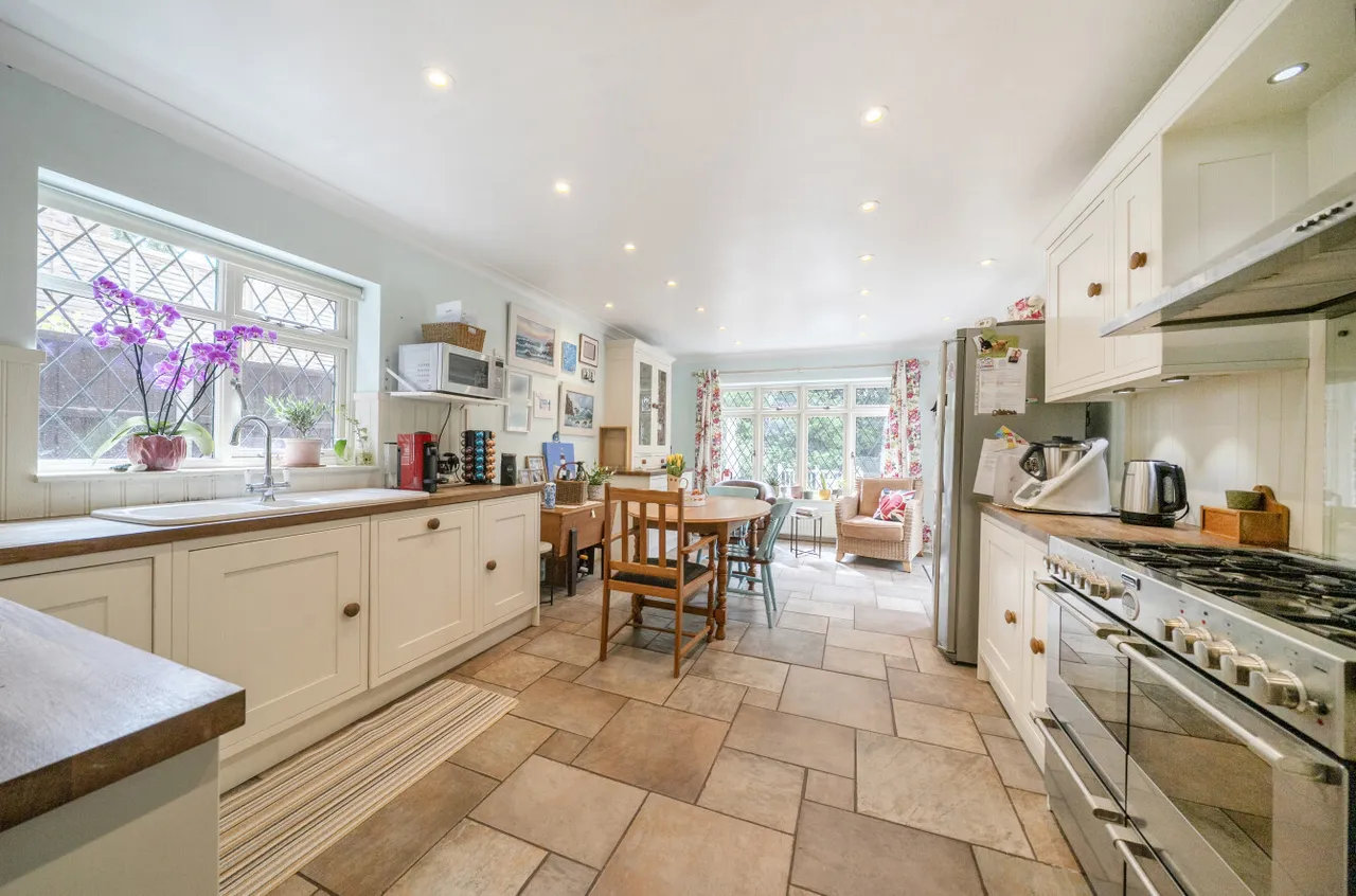 Ridgeway Close, Lightwater, Surrey, GU18 5XX, photo 3